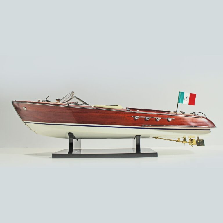 Maquette de bateau en bois faite à la main du Riva Aquarama