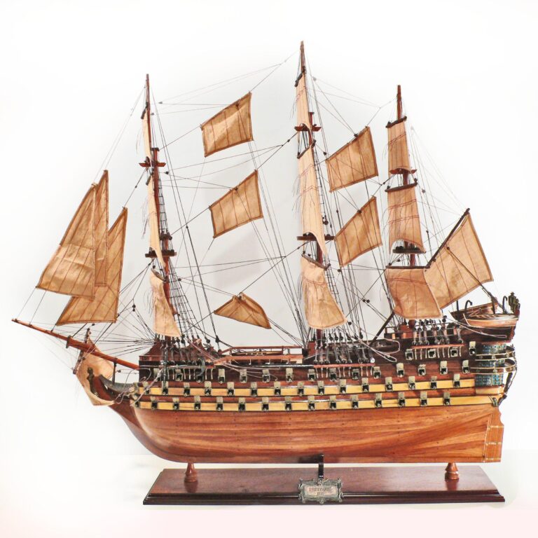 Maquette de bateau en bois faite à la main du Bretagne