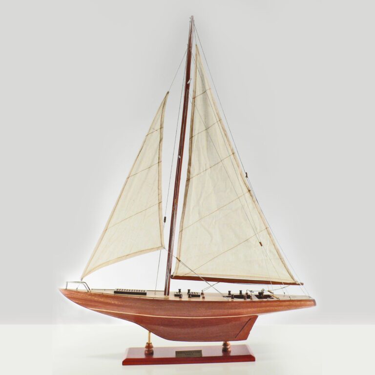 Maquette de bateau en bois faite à la main du Constellation