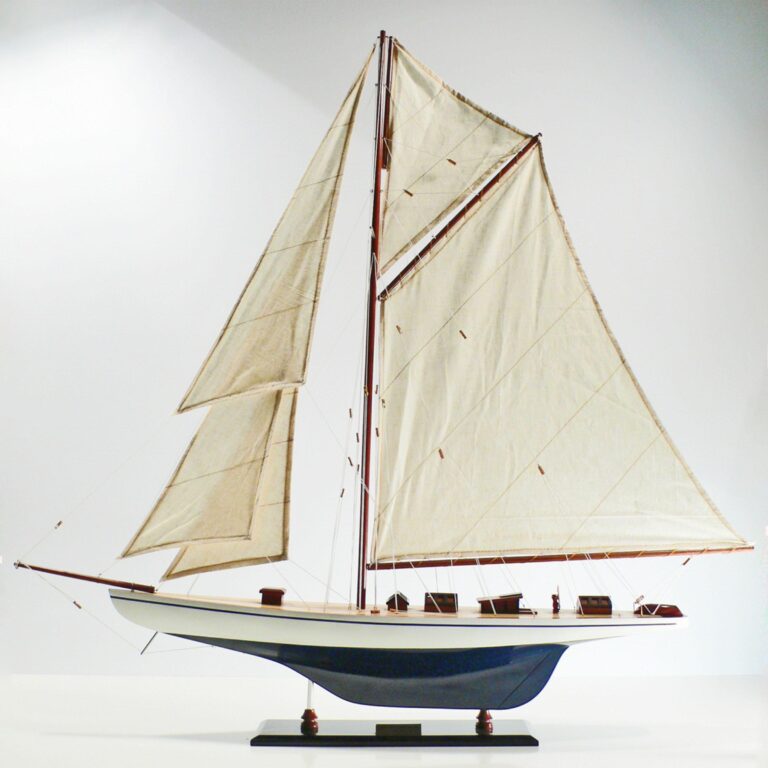 Maquette de bateau en bois faite à la main du Defender