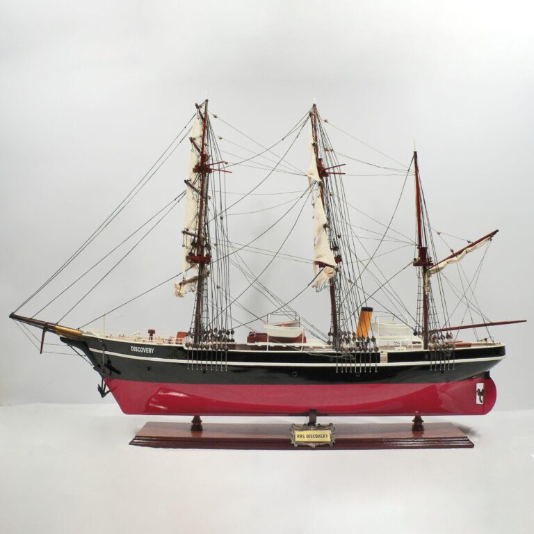 Modelo de barco hecho a mano de madera de la Discovery