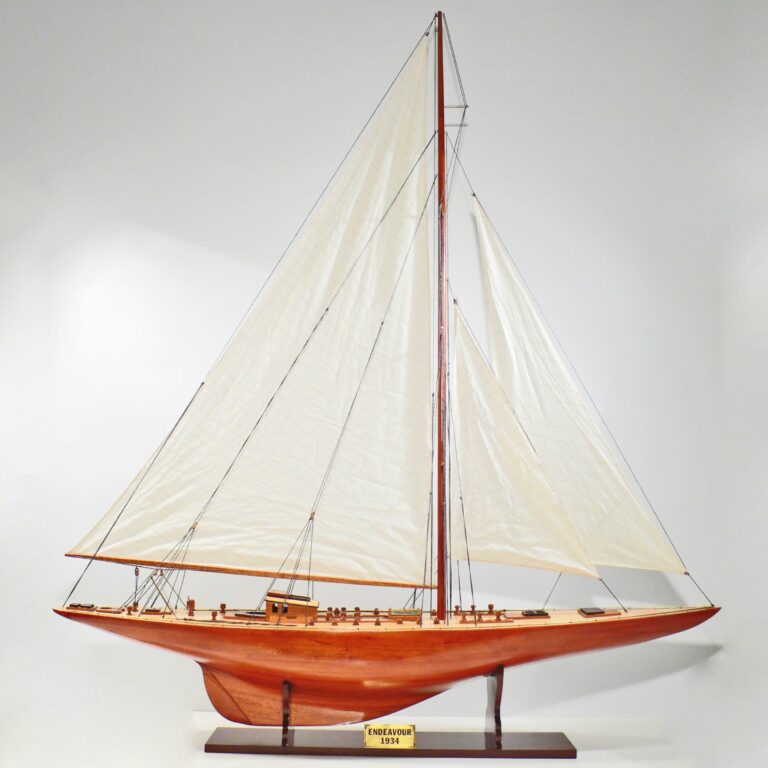 Maquette de bateau en bois faite à la main du Endeavour