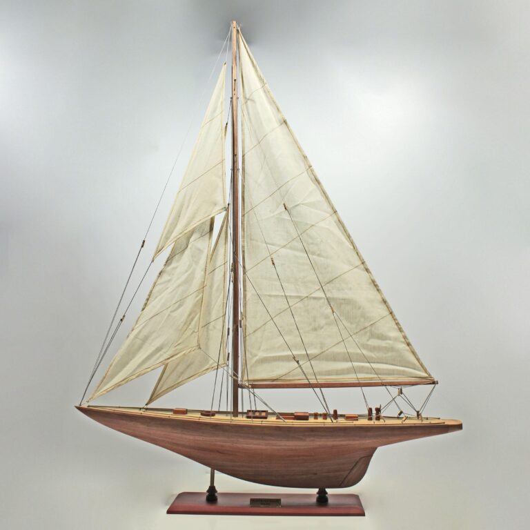 Maquette de bateau en bois faite à la main du Enterprise