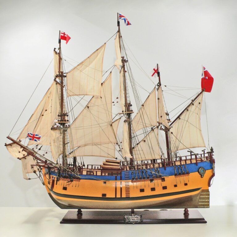 Maquette de bateau en bois faite à la main du HMS Endeavour