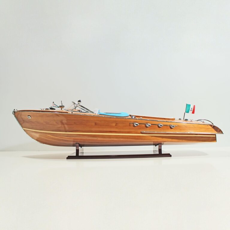 Modèle de bateau fait main en bois de la Riva Aquarama