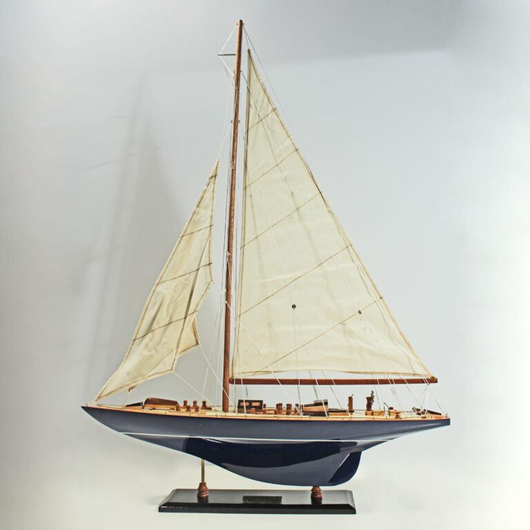 Maquette de bateau en bois faite à la main du Endeavour