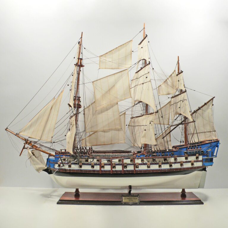 Maquette de bateau en bois faite à la main du Le Protecteur