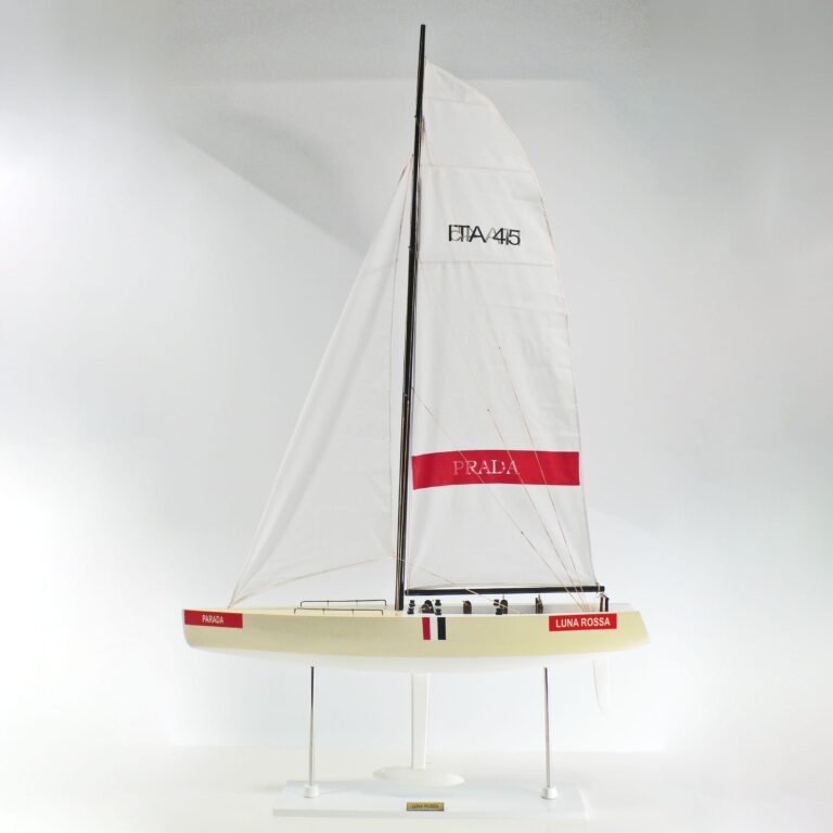 Maquette de bateau en bois faite à la main du Luna Rossa