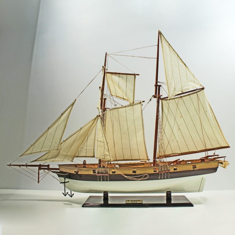 Maquette de bateau en bois faite à la main du Lynx