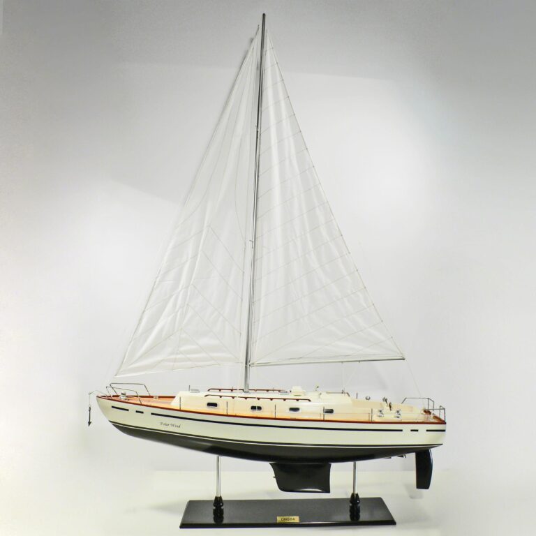 Maquette de bateau en bois faite à la main du Omega