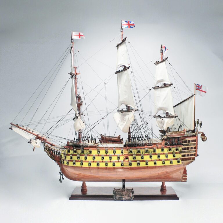 Maquette de bateau en bois faite à la main du HMS Victory