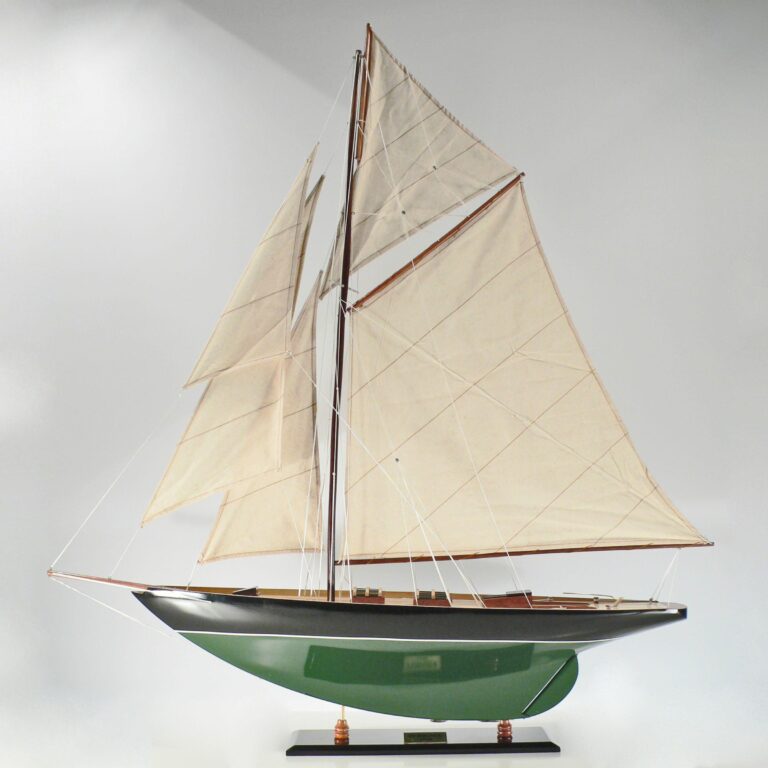 Maquette de bateau en bois faite à la main du Pen Duick