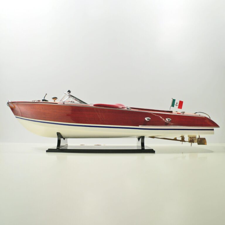 Maquette de bateau en bois faite à la main du Riva Aquarama