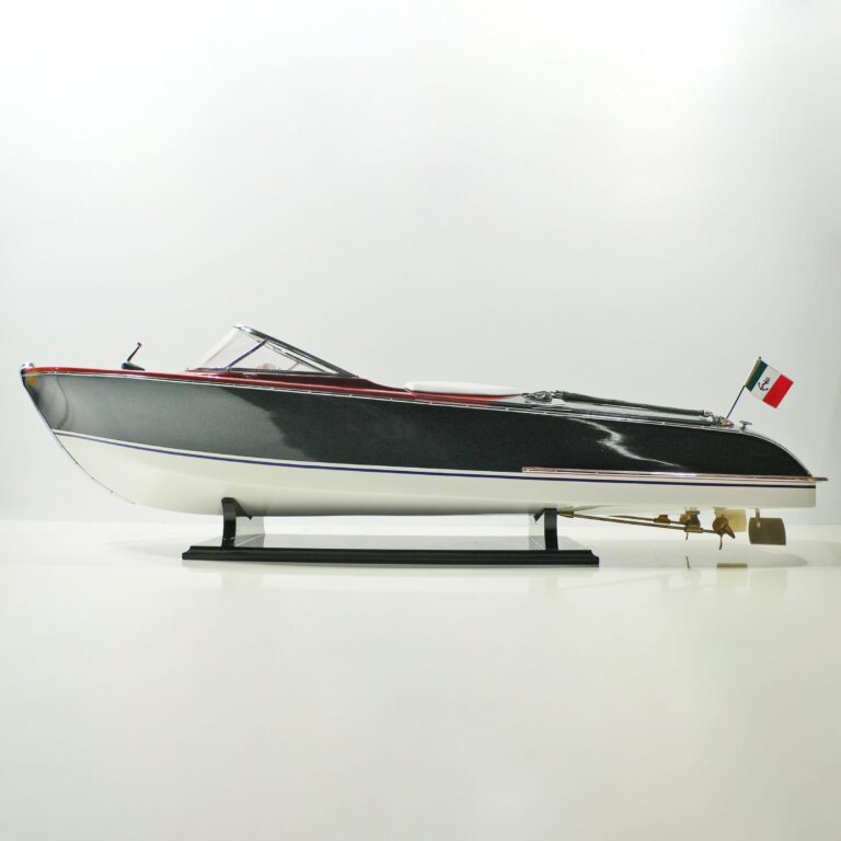 Maquette de bateau en bois faite à la main du Riva Aquariva
