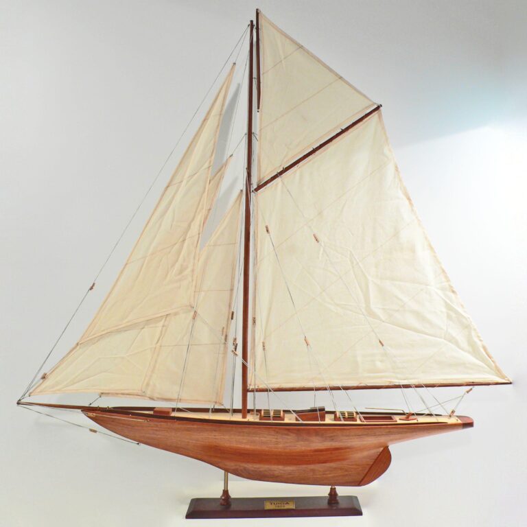 Maquette de bateau en bois faite à la main du Tuiga