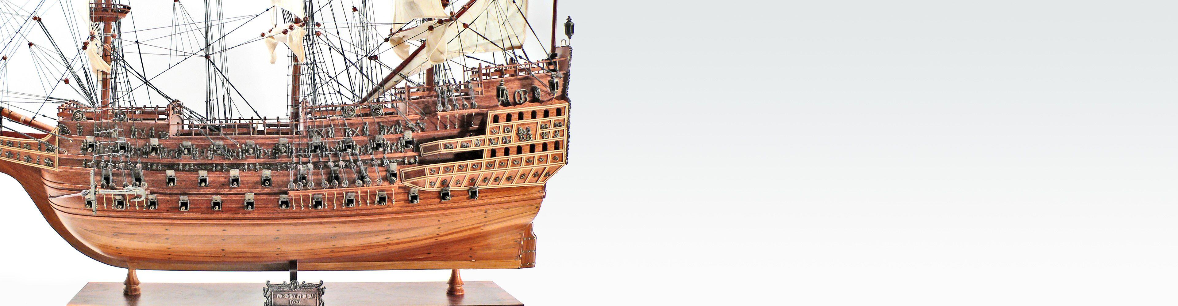 Belles maquettes de bateaux historiques en bois